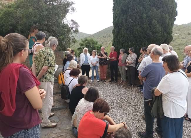 Artistes i assistents, a l'exterior de Vallgrassa, Centre Experimental de les Arts. Autor: XPN