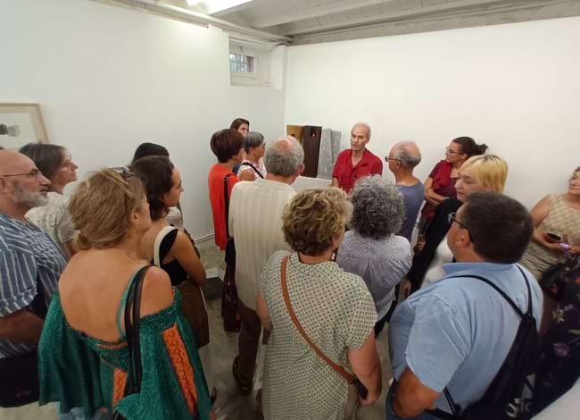 Mikel Lertxundi explicant als assistents la seva obra. Autor: XPN