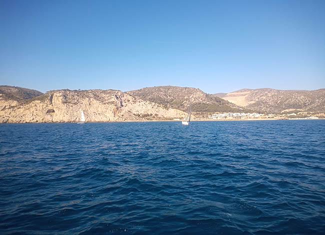 El Garraf des del mar. S'organitzen activitats aqüàtiques i terrestres. Autor: CN Garraf