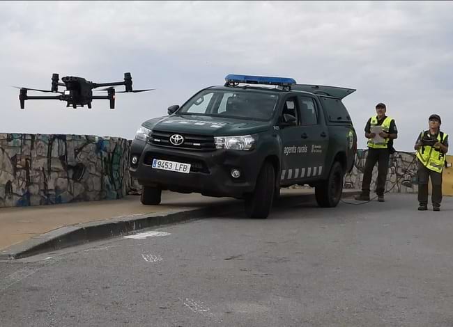 Unitat DRAP dels Agents Rurals fent volar el dron. Autor: XPN
