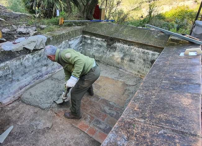 Membre de la colla de manteniment dels parcs durant la reparació. Autor: XPN