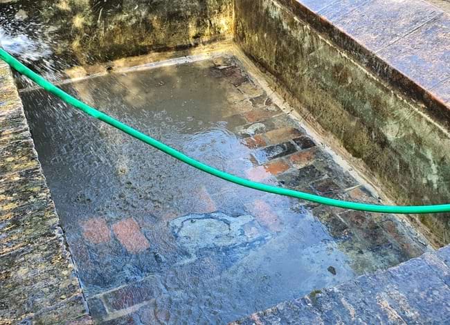 La bassa es va buidar per ser reparada i després es va reomplir. Autor: XPN