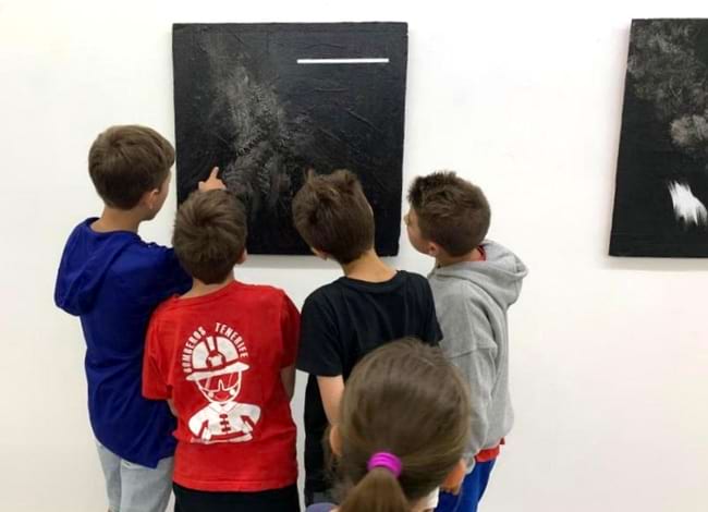 Grup d'alumnes davant una obra de Kiku Mena. Autora: Anna Bellvehí / Vallgrassa