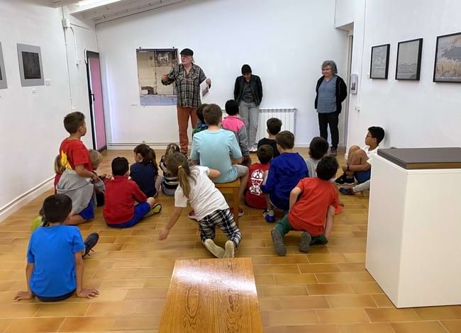 Infants i responsables de l'equipament parlant de l'obra d'Enric Mas. Autora: Anna Bellvehí / Vallgrassa