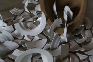 'Platos rotos'. Autora: Lesley Yendell