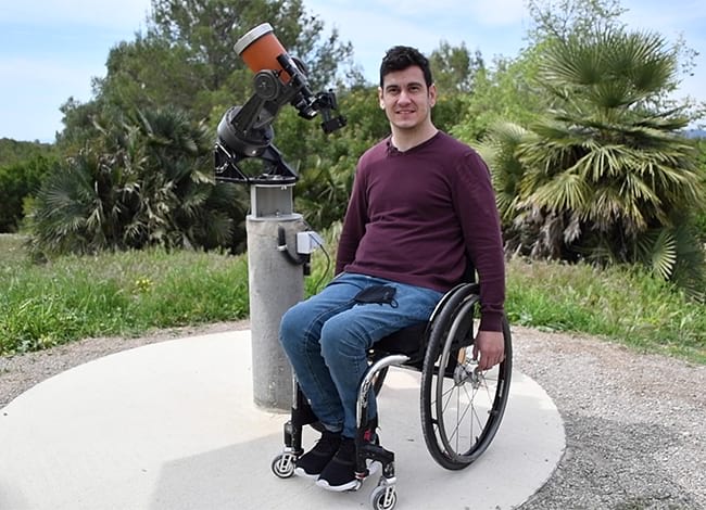 El jugador de bàsquet Daniel Martínez provant la plataforma. Autor: XPN