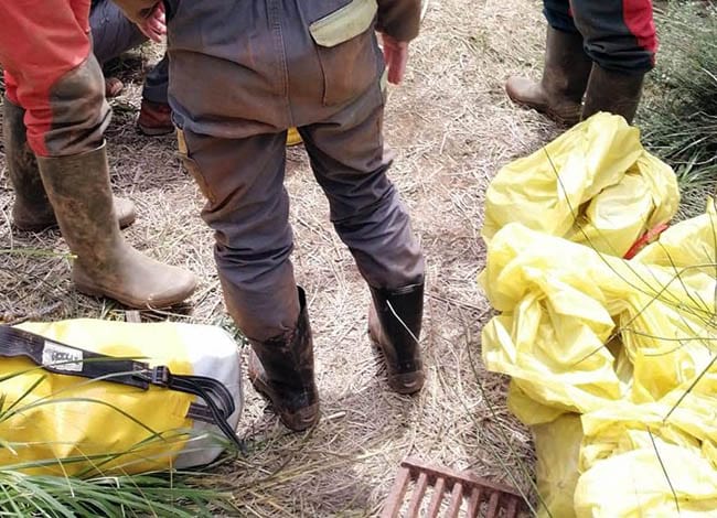 Deixalles recollides pel grup d'espeleòlegs. Autor: Federació Catalana d'Espeleologia