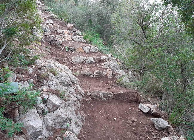 Les noves escales d'accés al castell Vell d'Olivella.<br />Autor: Naturalea