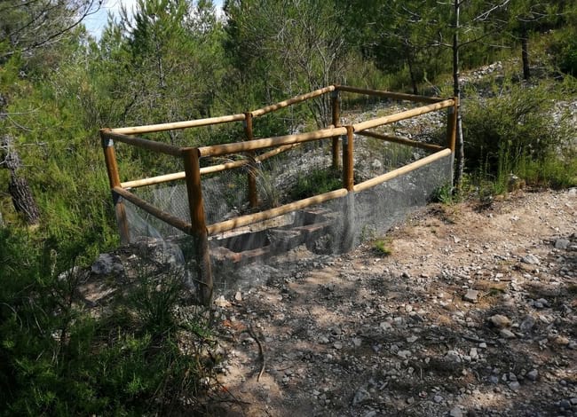 Protecció per evitar accidents en un cisterna prop de la masia Mas Vendrell, a Avinyonet del Penedès. Autor: XPN