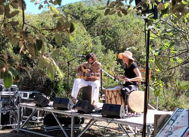 La cantautora Carola Ortiz i el guitarrista Bartolomeo Barenghi, al Parc del Garraf. Autor: XPN