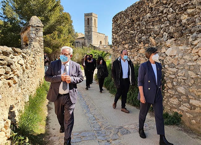 El diputat Tarín i l'alcaldessa de Sant Pere de Ribes,<br />Garrido, a l'inici d'un bany de bosc. Autor: XPN