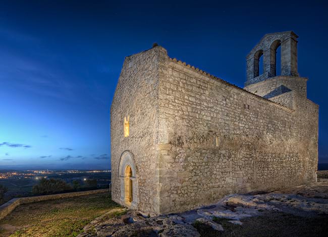 Església de Sant Miquel de nit. Autor: Museu d'Arqueologia de Catalunya - Seu d'Olèrdola