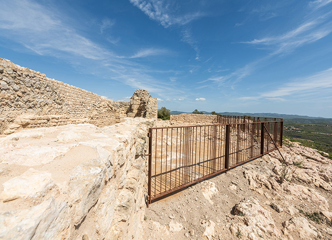 L'aula medieval i el pati descobert amb l'actuació. Autoria: INCASÒL
