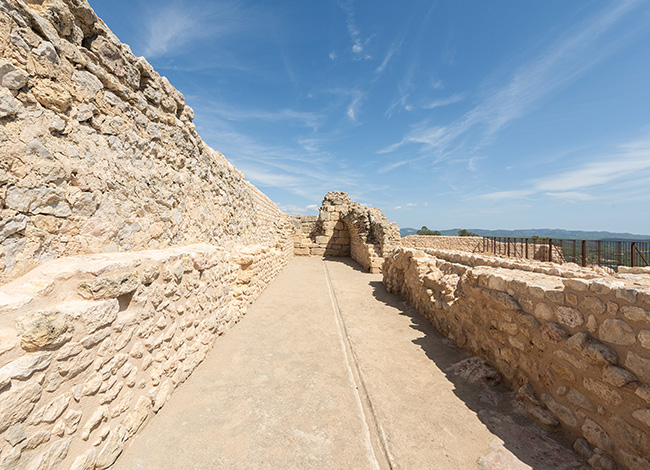L'interior de l'aula i, al fons, la torre romana tardorepublicana. Autoria: INCASÒL