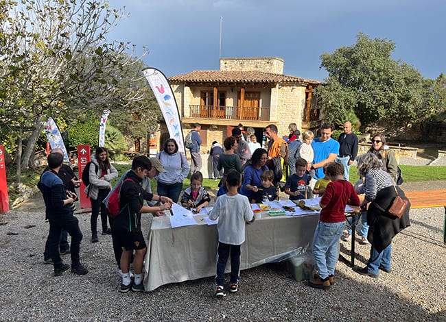 Activitat familiar durant la Matinal Viu el parc al Conjunt Monumental d'Olèrdola. Autoria: Viu el parc