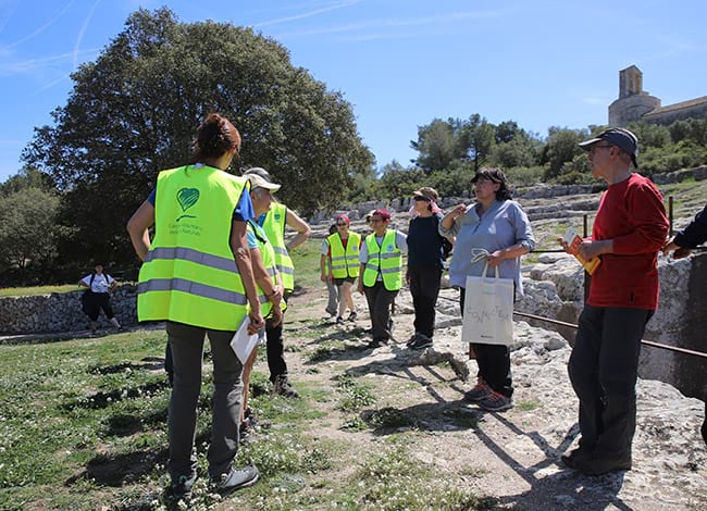 Els voluntaris, fent la visita amb Núria Molist. Autor: Cercle de Voluntaris dels Parcs Naturals