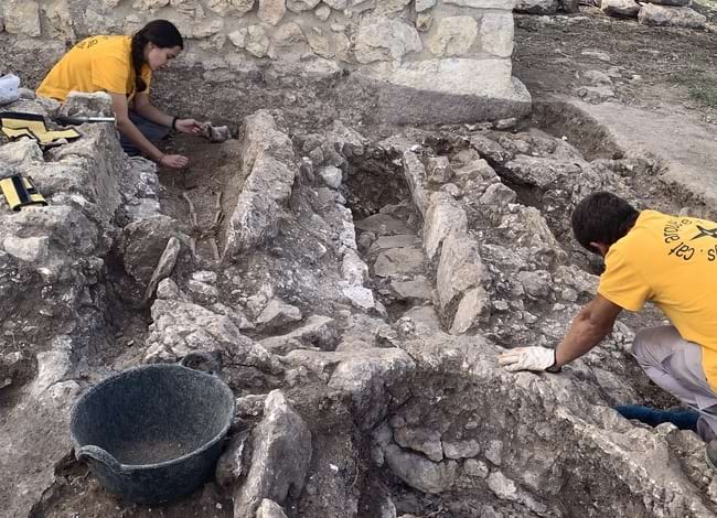 Detall de les excavacions iniciades al Pla dels Albats. Autor: MAC Olèrdola