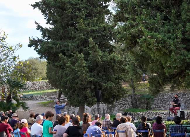 Instant del concert de Davide Casu al Conjunt monumental d'Olèrdola. Autora: Maria Argentí Bosch