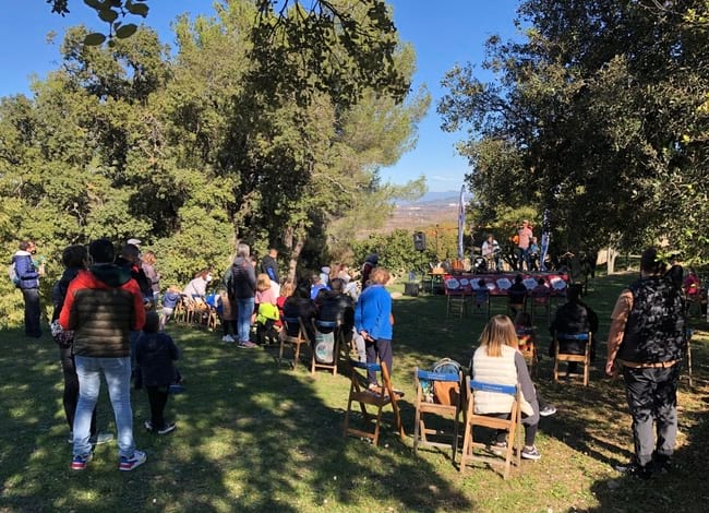 Moment de l'espectacle final de la Matinal Viu el parc a Olèrdola. Autor: Viu el parc