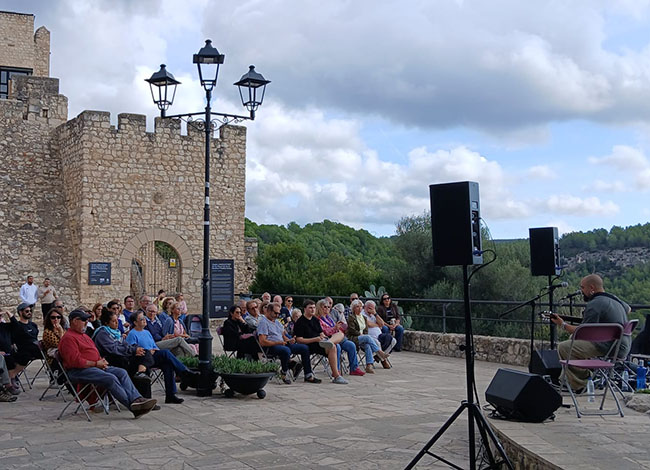 El teló de fons del concert de Daniel Felices va ser el castell de Castellet. Autoria: XPN