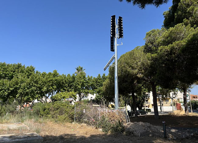 Instal·lació del sistema d'alerta acústica a l'entorn del pantà de Foix. Autoria: Ajuntament de Cubelles