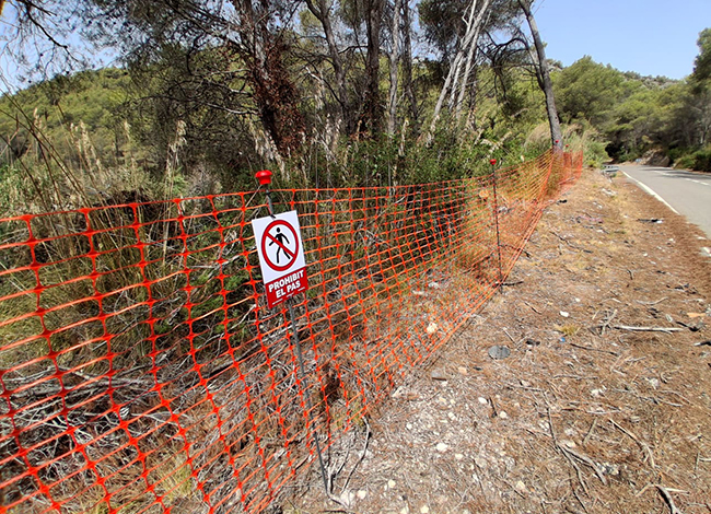 Tanques per evitar el pas de persones a la zona afectada del pantà. © Gencat