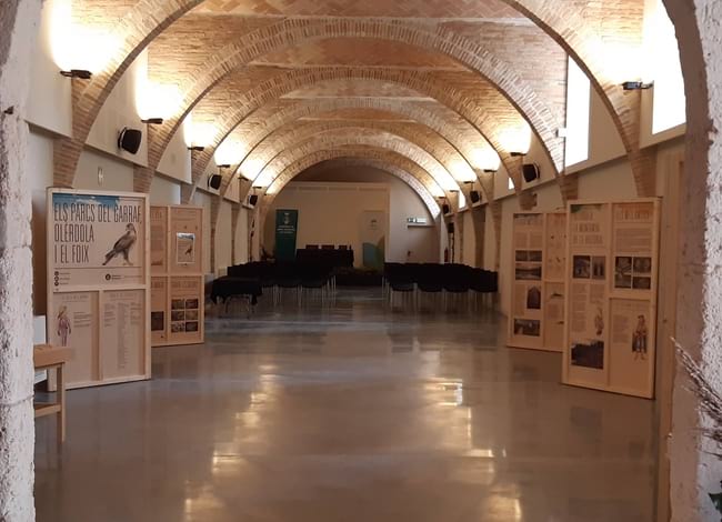 Exposició sobre els parcs del Garraf, Olèrdola i el Foix al celler del castell de Penyafort.<br />Autor: Ajuntament de Santa Margarida i els Monjos