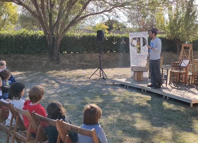 Moment de l'espectacle 'Piscina Poesia'. Autor: Tramoia Produccions Culturals