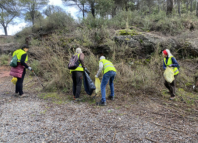 Membres del Cercle de Voluntaris duent a terme la recollida de deixalles a l'àrea d'esplai de les Arenes. Autoria: Cercle de Voluntaris dels Parcs Naturals