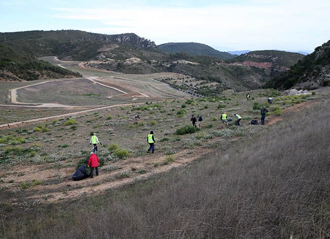 Grup de voluntaris durant l'actuació en una zona de l'abocador clausurat del Garraf. Autor: Cercle de Voluntaris