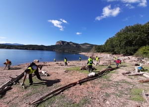 Voluntaris recollint deixalles. Autor: Cercle Voluntaris