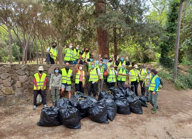 Participants a la retirada d'espècies exòtiques. Autor: Cercle de Voluntaris