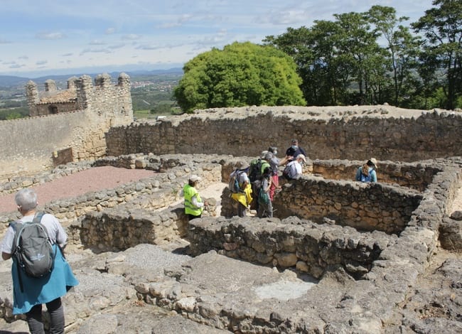 Grup de voluntaris durant la visita al Conjunt monumental d'Olèrdola. Autor: Cercle de Voluntaris