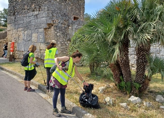 Voluntàries recollint deixalles al Conjunt monumental d'Olerdola. Autor: Cercle de Voluntaris