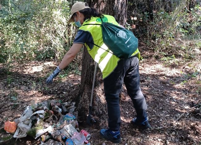 Voluntària recollint deixalles a l'entorn de la carretera de l'Obac. Autor: Cercle de Voluntaris