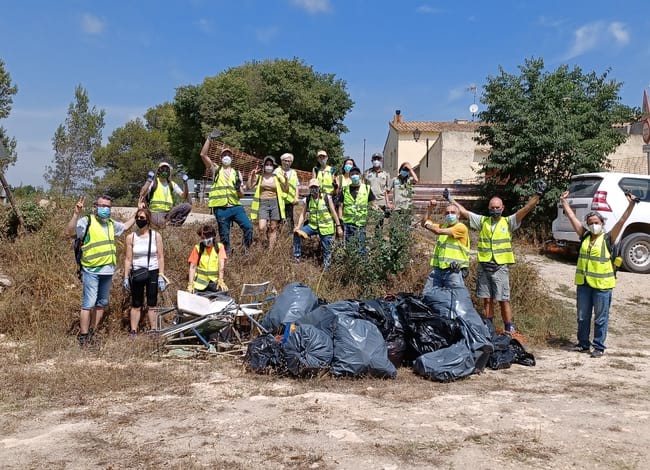 Grup de voluntaris amb les deixalles recollides. Autor: Cercle de Voluntaris