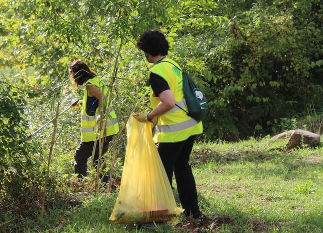 Instant de la recollida de deixalles. Autor: Cercle de Voluntaris