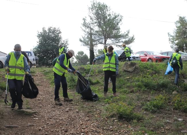 Grup de voluntaris netejant l'entorn. Autor: Cercle de Voluntaris
