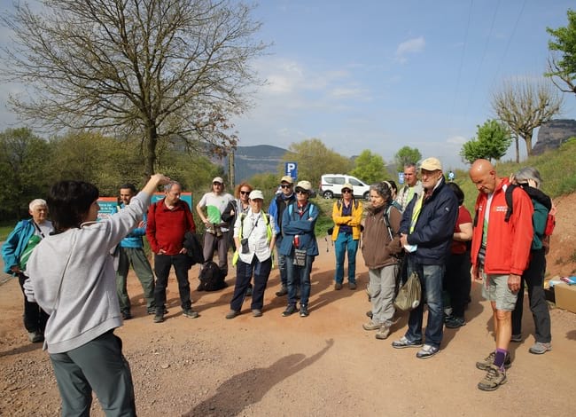 El grup de voluntaris rebent les explicacions d'una tècnica de l'Espai Natural. Autor: Cercle de Voluntaris