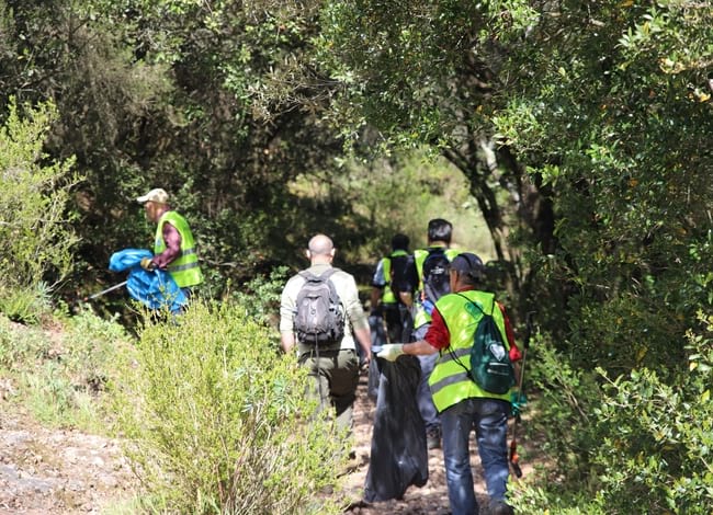 Grup de voluntaris recollint deixalles. Autor: Cercle de Voluntaris