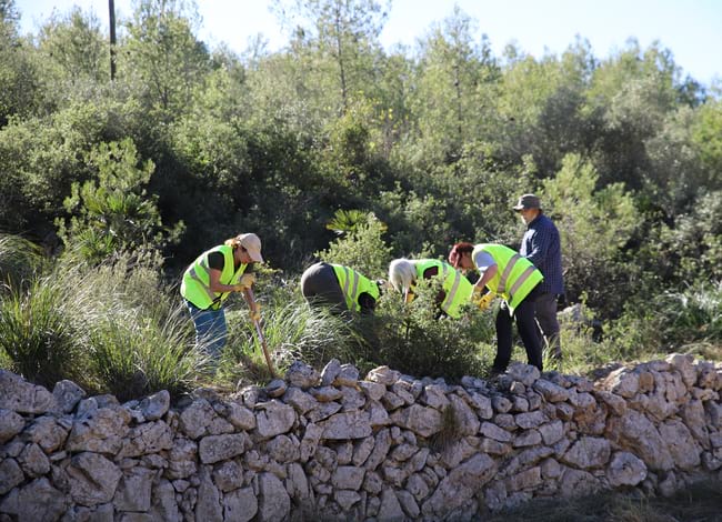 Grup de voluntaris netejant la zona a l'entorn de Can Grau. Autor: Cercle de Voluntaris