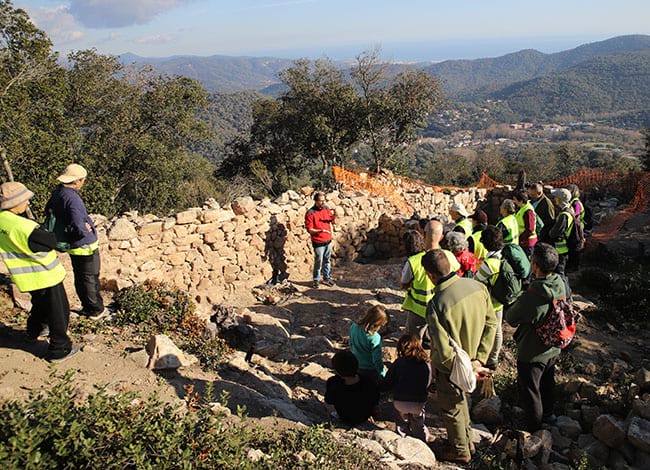 Escoltant les explicacions de l'arqueòleg. Autor: Cercle de Voluntaris dels Parcs Naturals