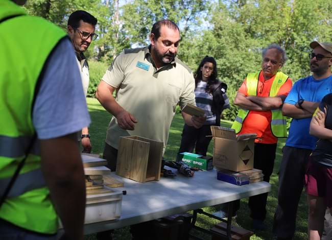 El personal del Parc ajudant els voluntaris. Autor: Cercle de Voluntaris