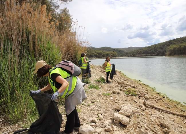 Voluntaris a l'entorn del pantà de Foix. Autor: Cercle de Voluntaris