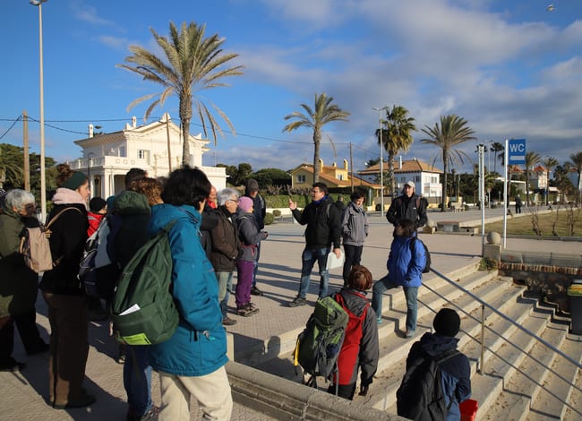 Voluntaris amb Ricard Vila, l'educador del Centre d'Estudis del Mar. Autor: Cercle de Voluntaris