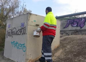 Al Parc, la neteja de grafits és diària.<br />Autor: Parc Fluvial del Besòs