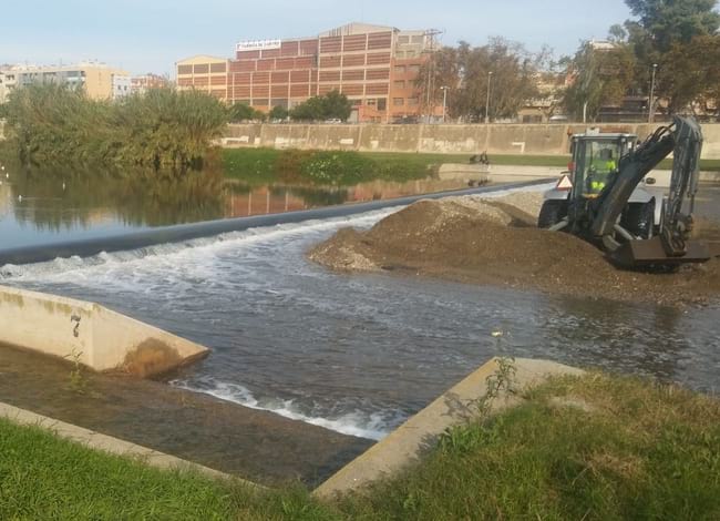 Tasques de neteja i reparació de les preses.<br />Autor: Parc Fluvial del Besòs