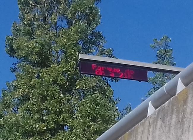 Panell informatiu amb l'horari d'estiu.<br />Autor: Parc Fluvial del Besòs