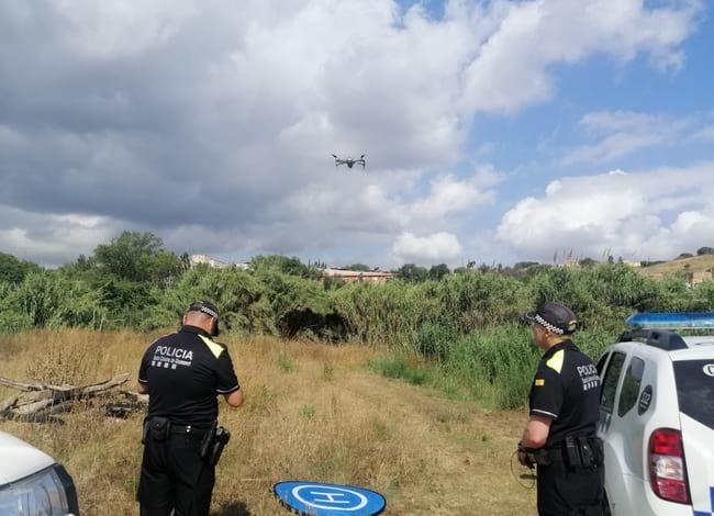 Agents de la Policia Local fent volar el dron. Autor: Parc Fluvial del Besòs