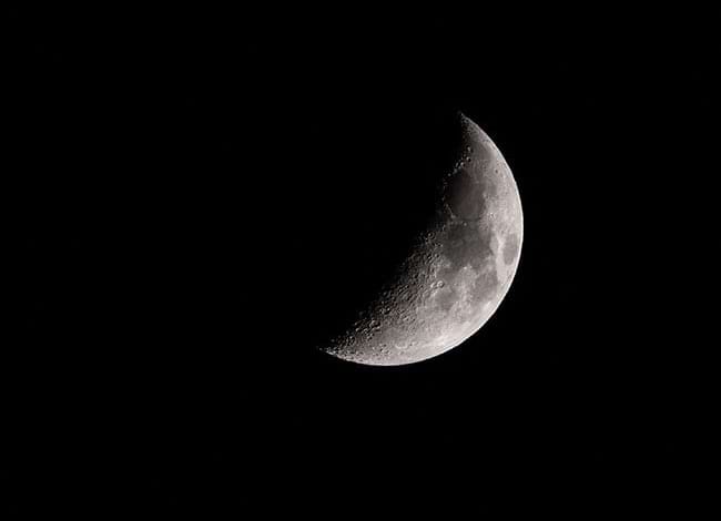 La lluna, en fase creixent. Autor: Vastram / Shutterstock.com
